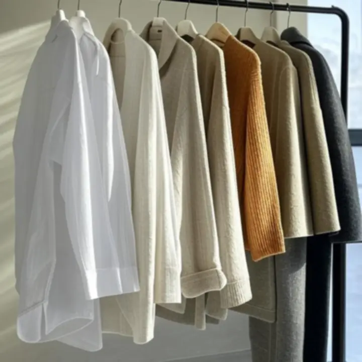 Évszakokra bontott férfiruházati összeállítások különböző anyagokból